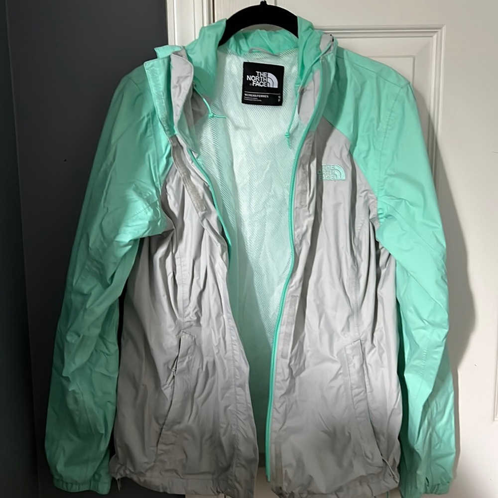 The North Face Women’s Lightweight Windbreaker/Raincoat